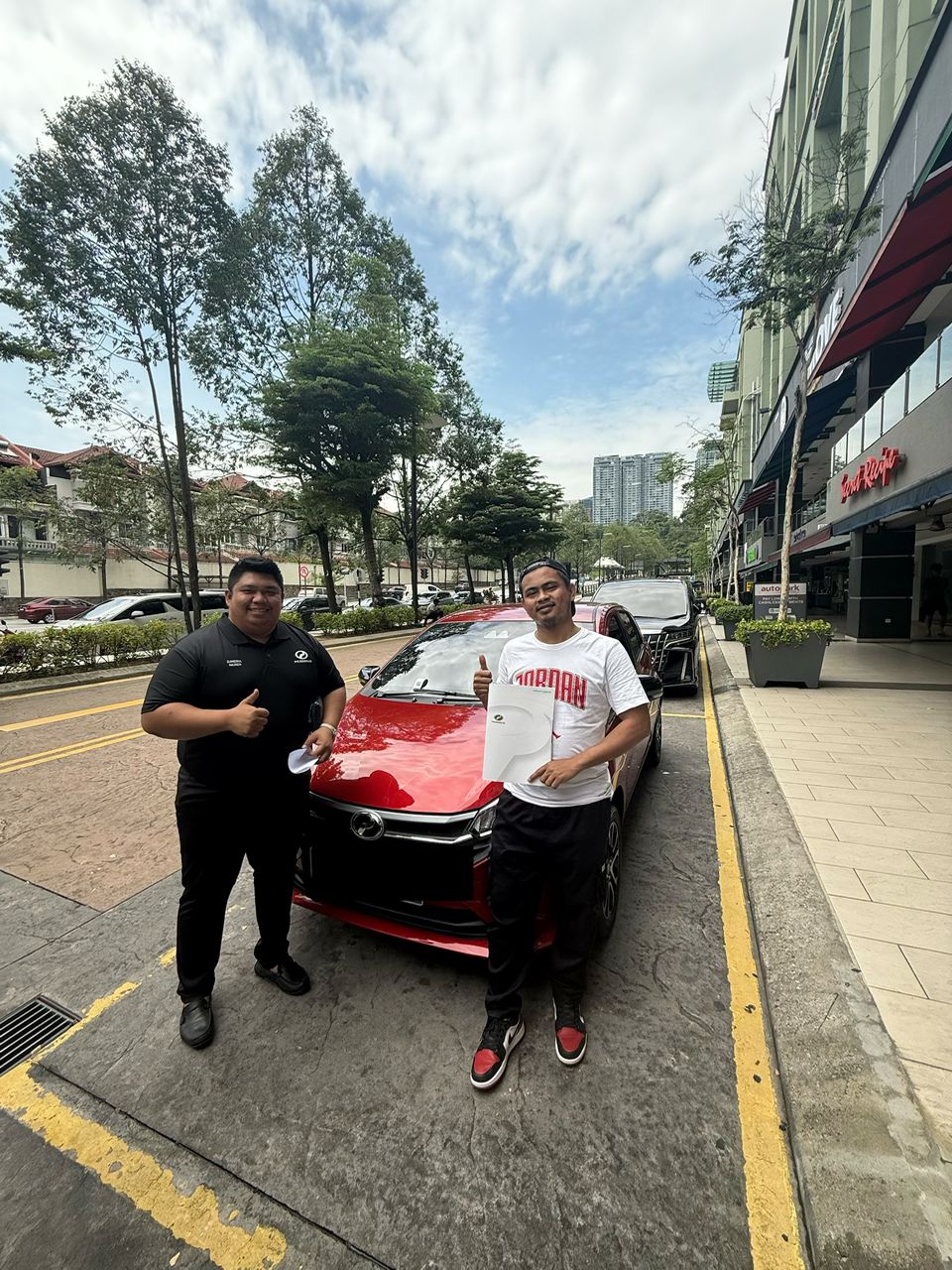 Momen penghantaran kereta kepada pelanggan 2