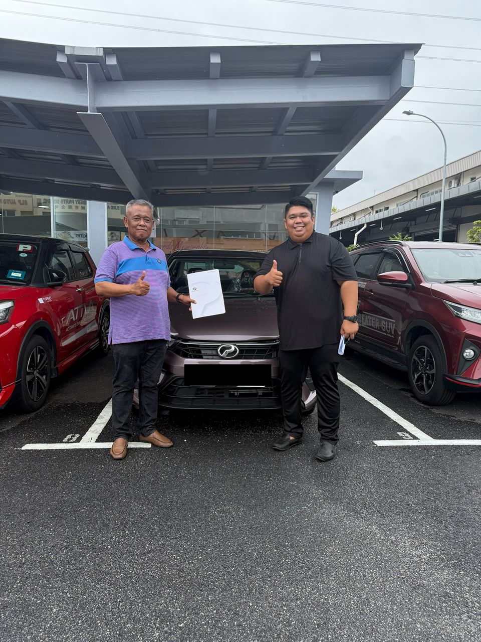 Momen penghantaran kereta kepada pelanggan 3