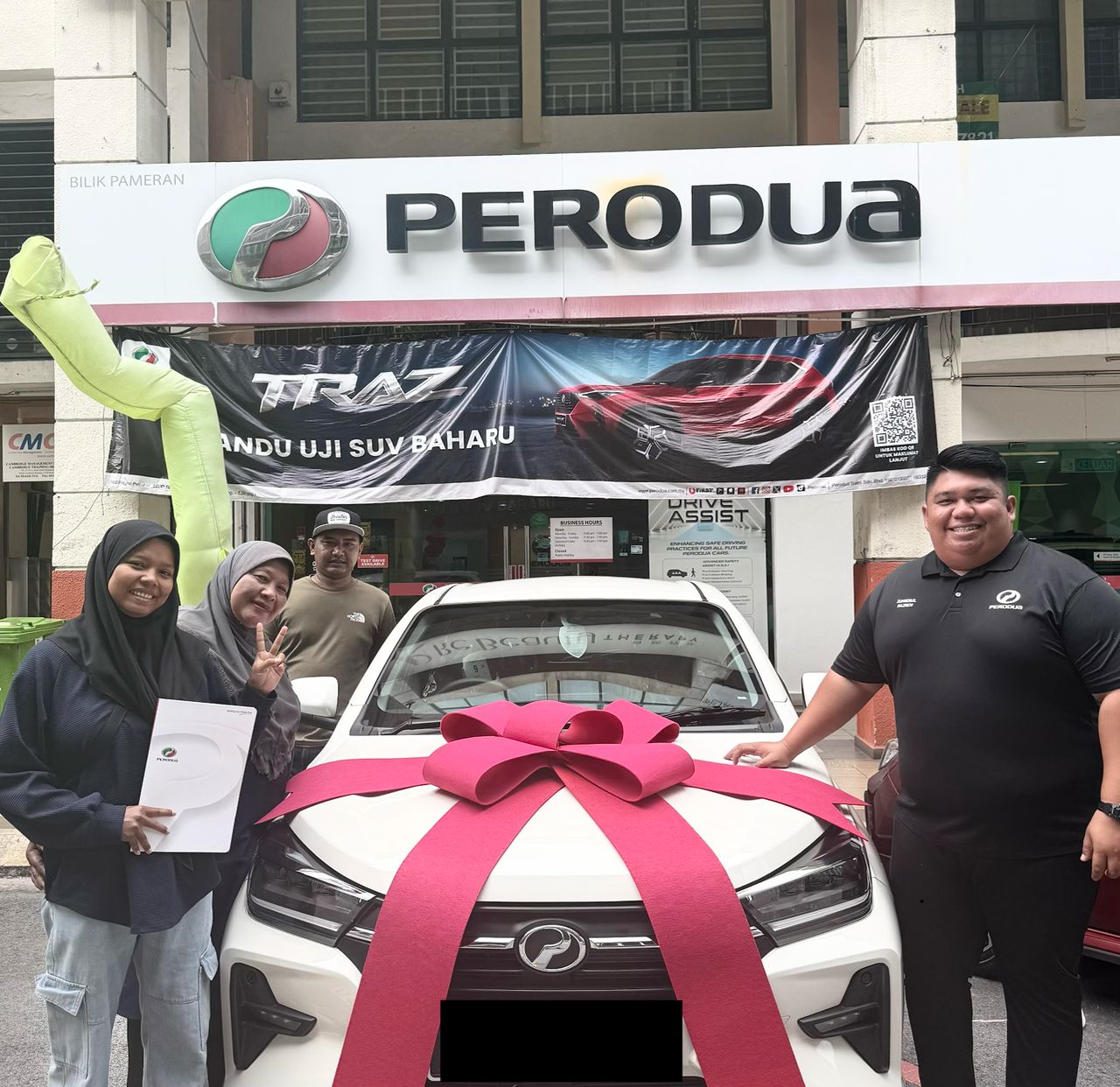 Momen penghantaran kereta kepada pelanggan 4