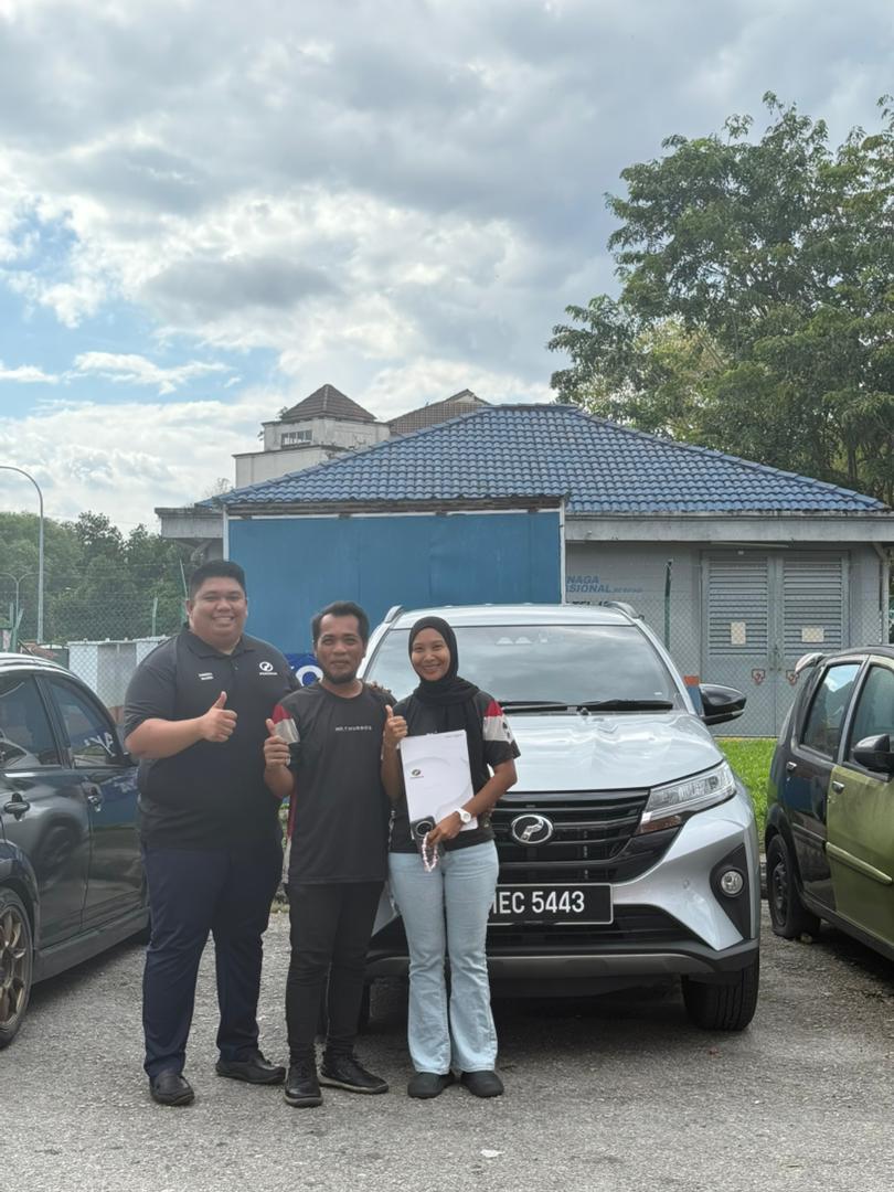 Momen penghantaran kereta kepada pelanggan 5