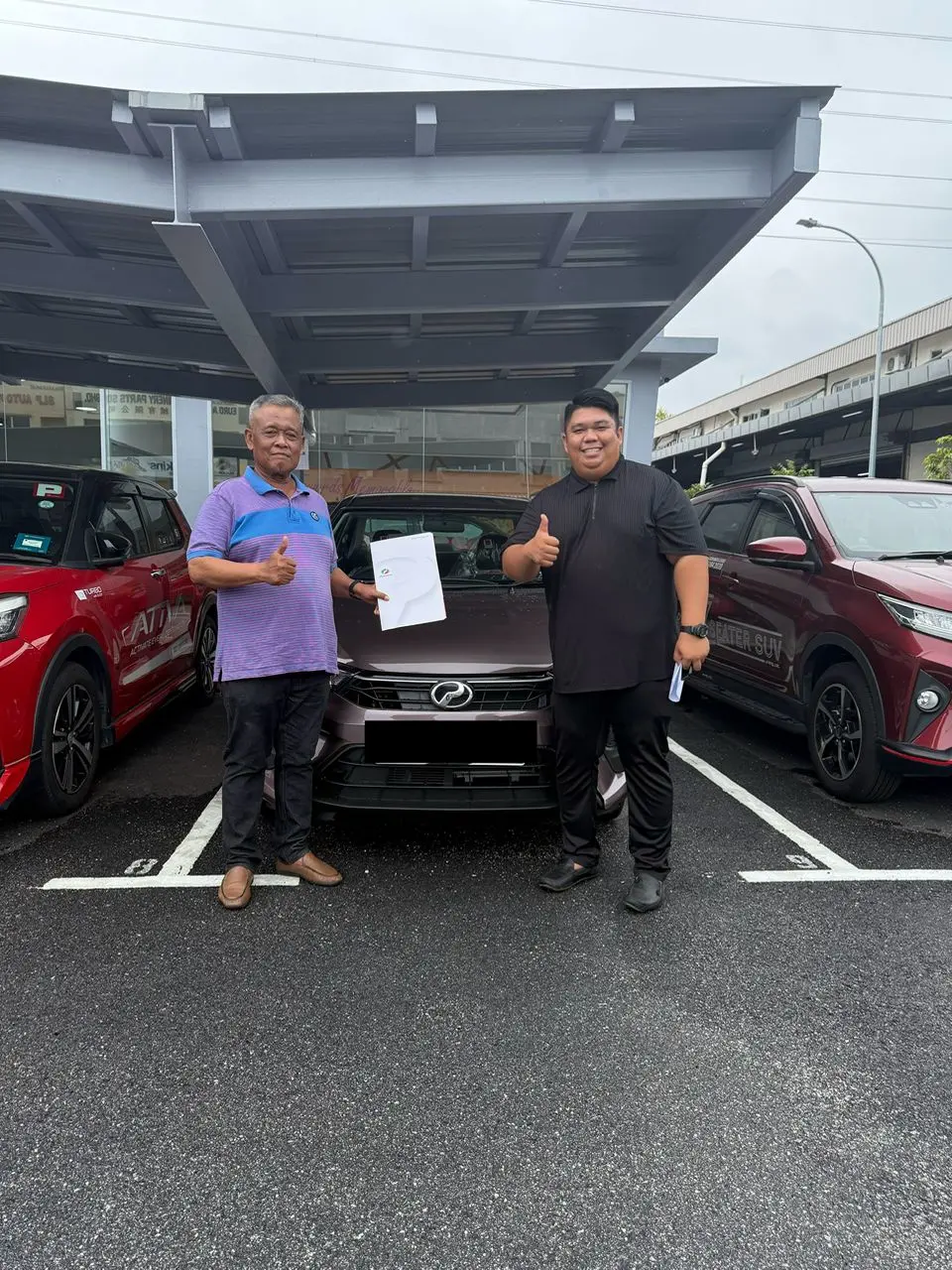 Momen penghantaran kereta kepada pelanggan 2