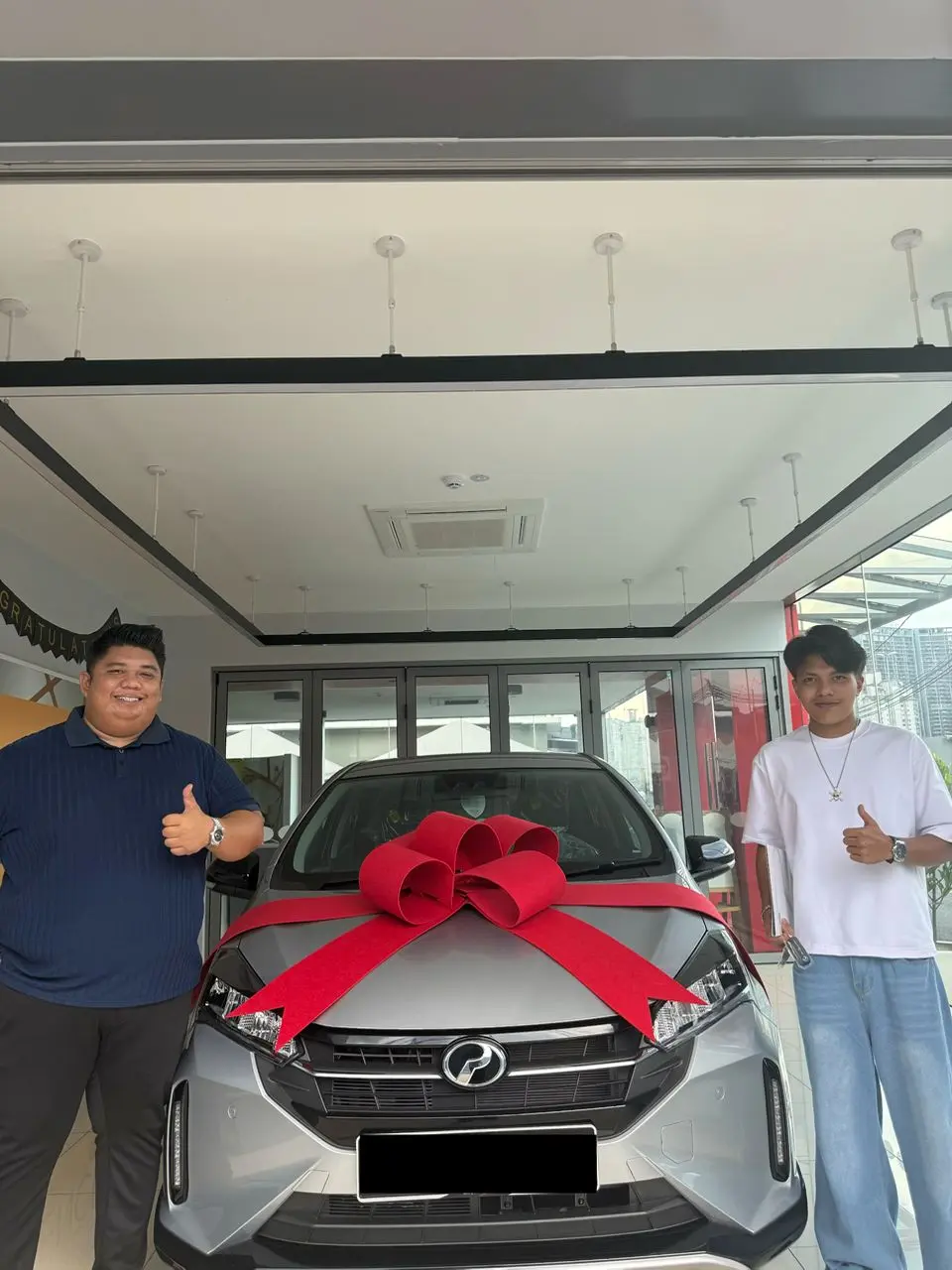 Momen penghantaran kereta kepada pelanggan 5