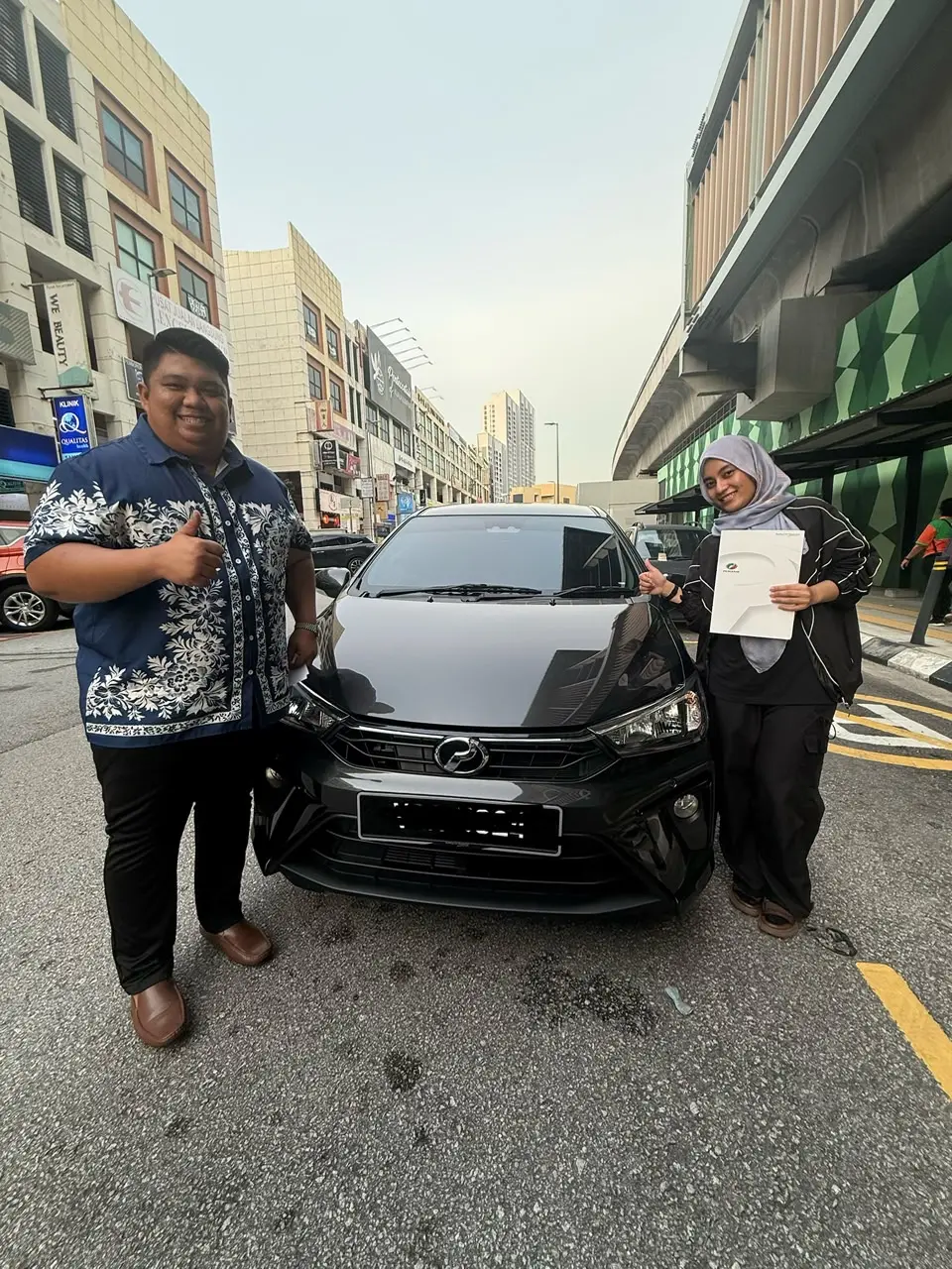 Momen penghantaran kereta kepada pelanggan 7