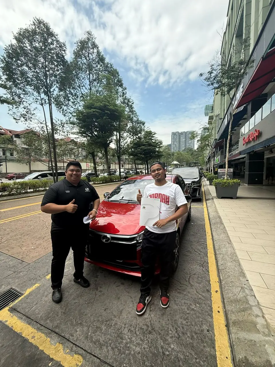 Serahan kunci Perodua kepada pelanggan